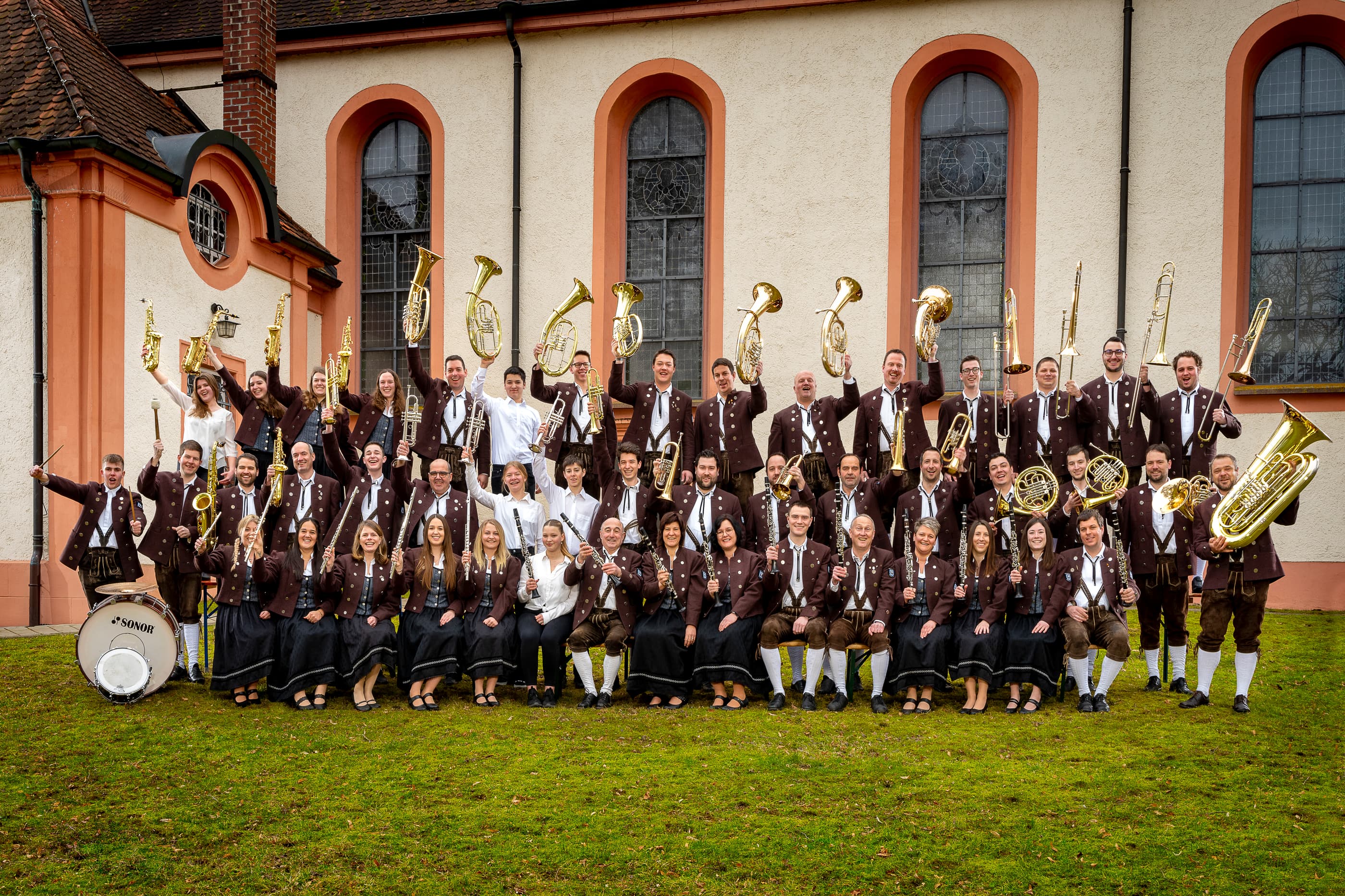 Die Musikkapelle Neudingen vor der Kirche, Instrumente erhoben